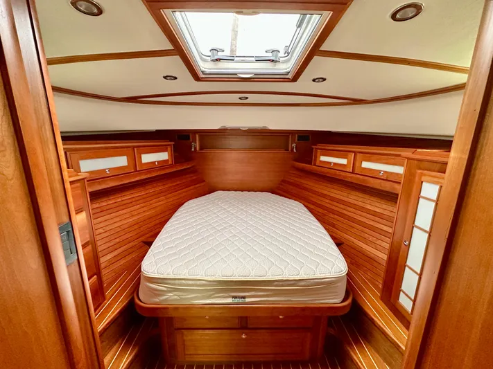 Independence Yacht Photos Pics Primary Berth