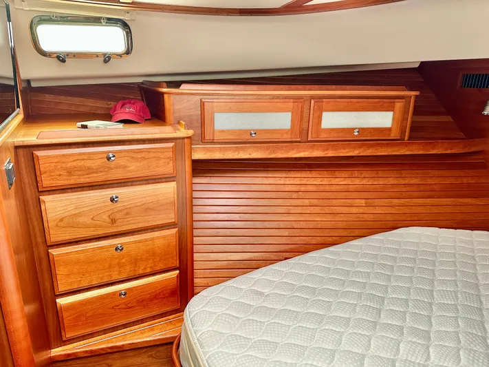 Independence Yacht Photos Pics Primary Berth - Dresser