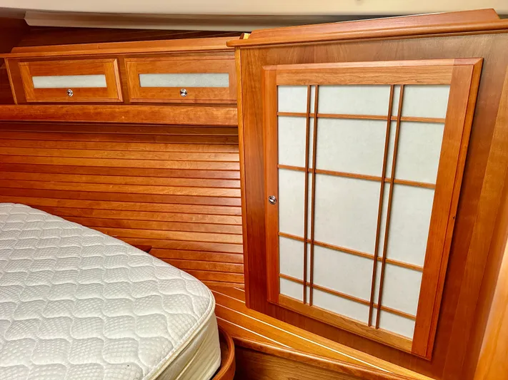 Independence Yacht Photos Pics Primary Berth - Hanging Locker