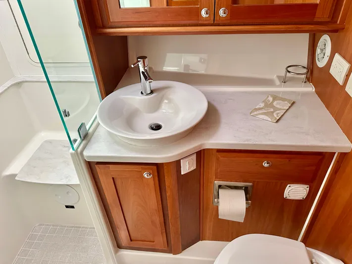 Independence Yacht Photos Pics Primary Head