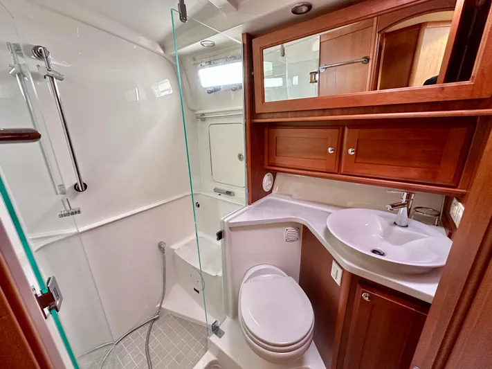 Independence Yacht Photos Pics Guest Head