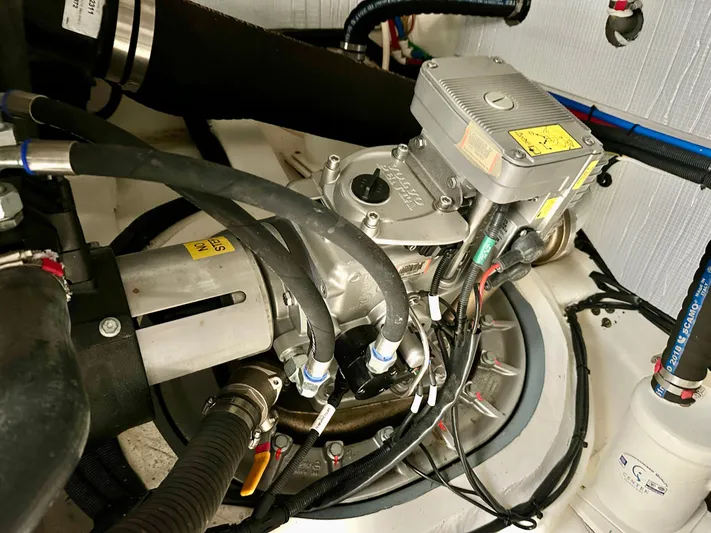 Independence Yacht Photos Pics IPS Pod - Starboard