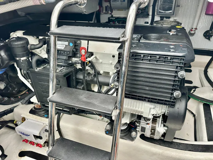 Independence Yacht Photos Pics Engine - Port