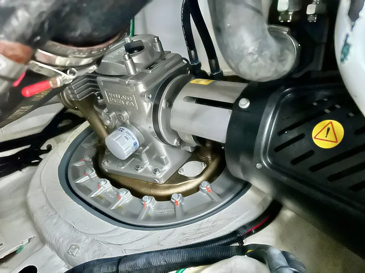 Independence Yacht Photos Pics IPS Pod - Port