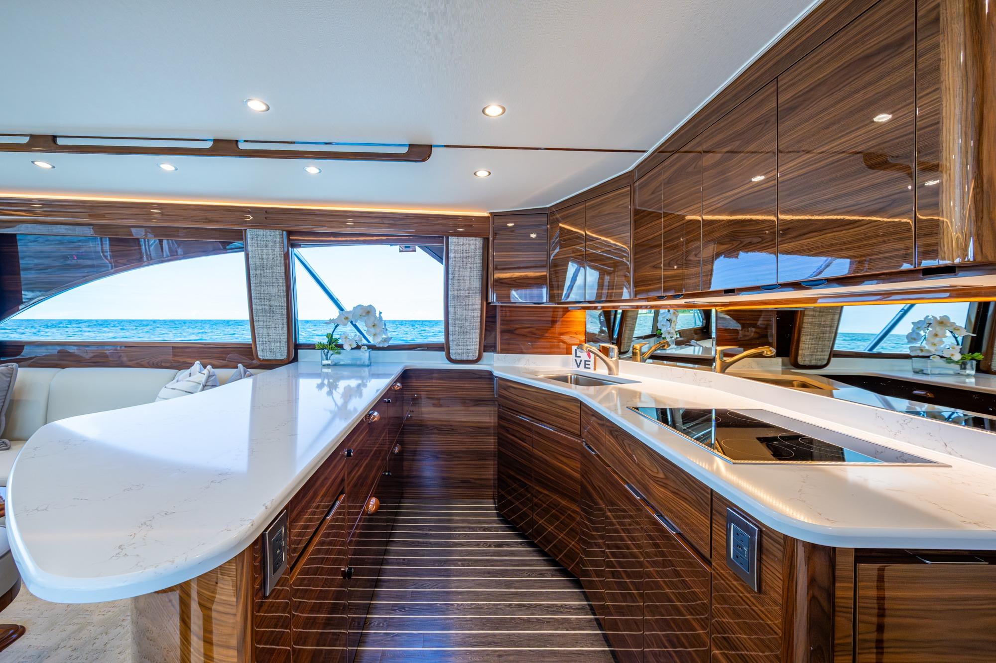 Yacht Photo 37