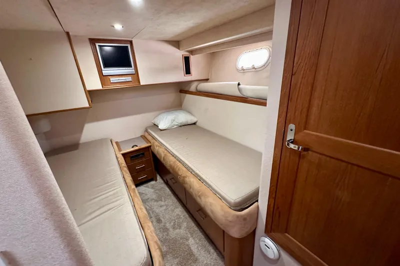 Chasing Sunsets Yacht Photos Pics Cozy cabin interior of 2000 Pacific Mariner 65 Motoryacht with twin beds and TV.