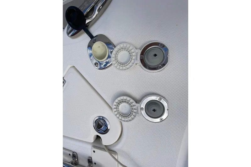  Yacht Photos Pics 2018 Robalo R242 Center Console boat deck fittings and hardware.