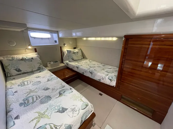 Ohana Yacht Photos Pics 2013 Sealine S450 yacht cabin with twin beds and nautical-themed bedding.