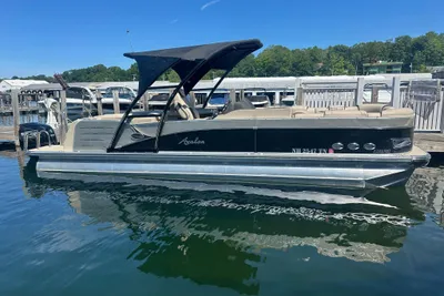 Avalon Catalina Platinum Entertainer - 27'