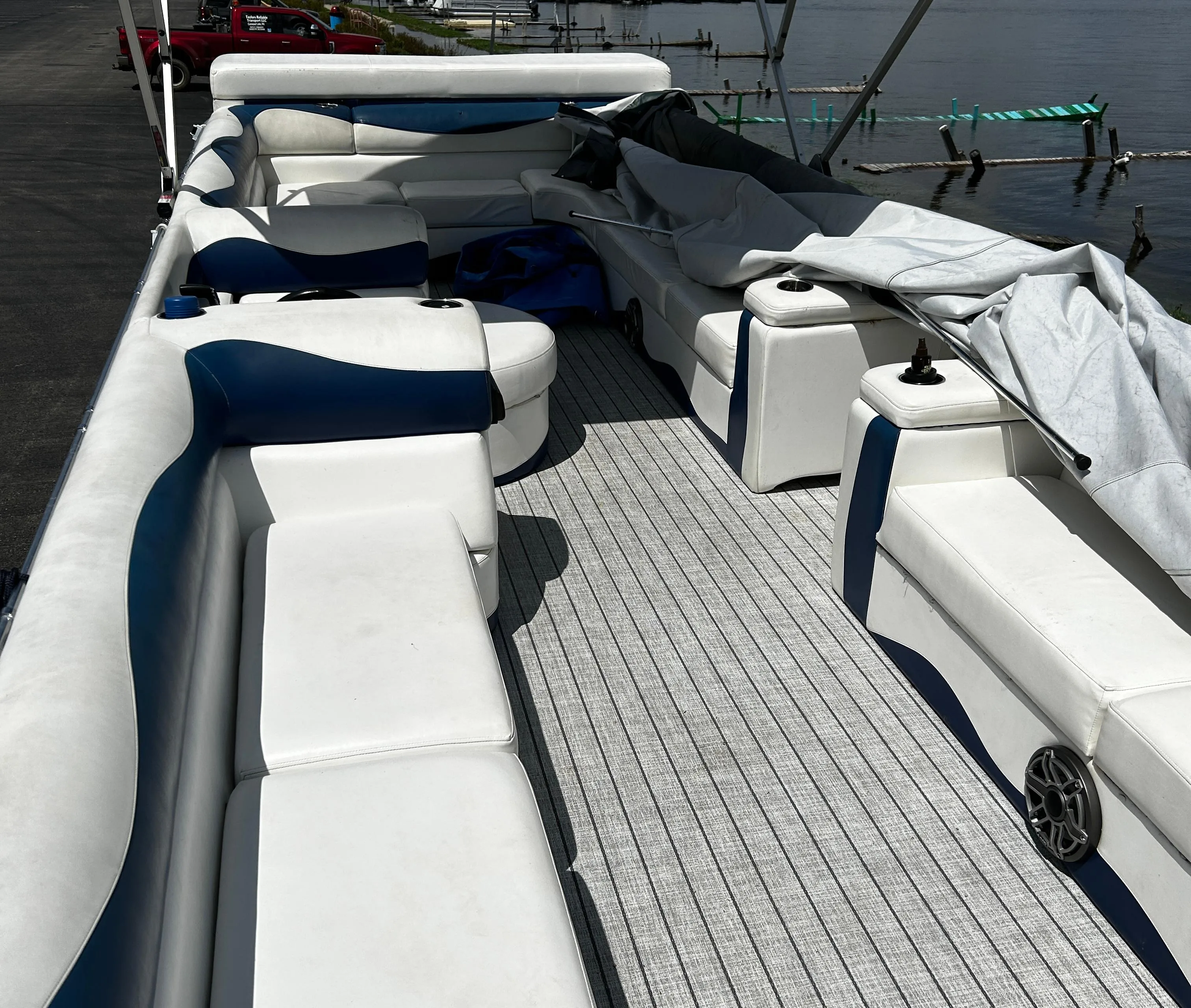 2005 Evolution 26 boat with spacious seating, docked by a scenic lake.