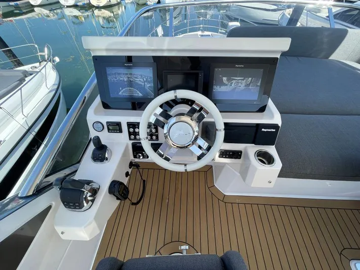  Yacht Photos Pics Azimut Flybridge 50 TTop - Flybridge helm dash