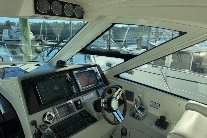 Land Escape Yacht Photos Pics Helm of 2010 Sea Ray 470 Sundancer with advanced navigation systems and luxurious design.