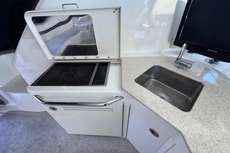 Land Escape Yacht Photos Pics 2010 Sea Ray 470 Sundancer yacht kitchen with grill, sink, and countertop.