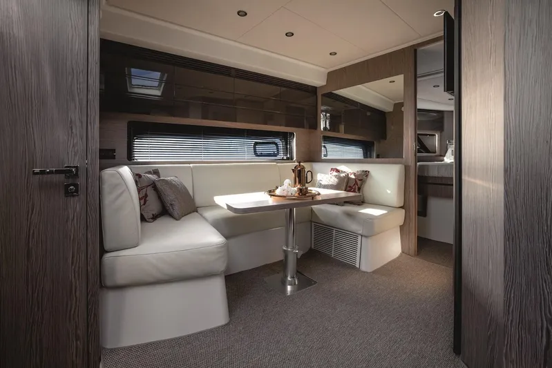 Our Bay Yacht Photos Pics Azimut 45 Atlantis salon dinette