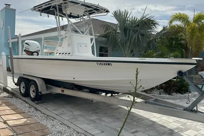 2004 Century 2201 Bay Boat
