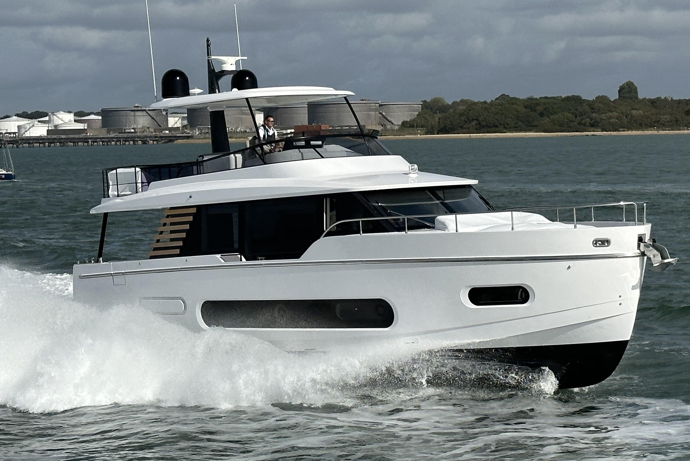 Used 2024 Azimut MAGELLANO 60 - Hampshire | Youboat