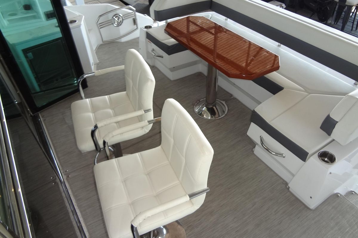 2021 Cruisers Yachts 49 