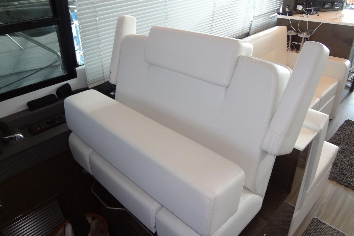 2021 Cruisers Yachts 49 