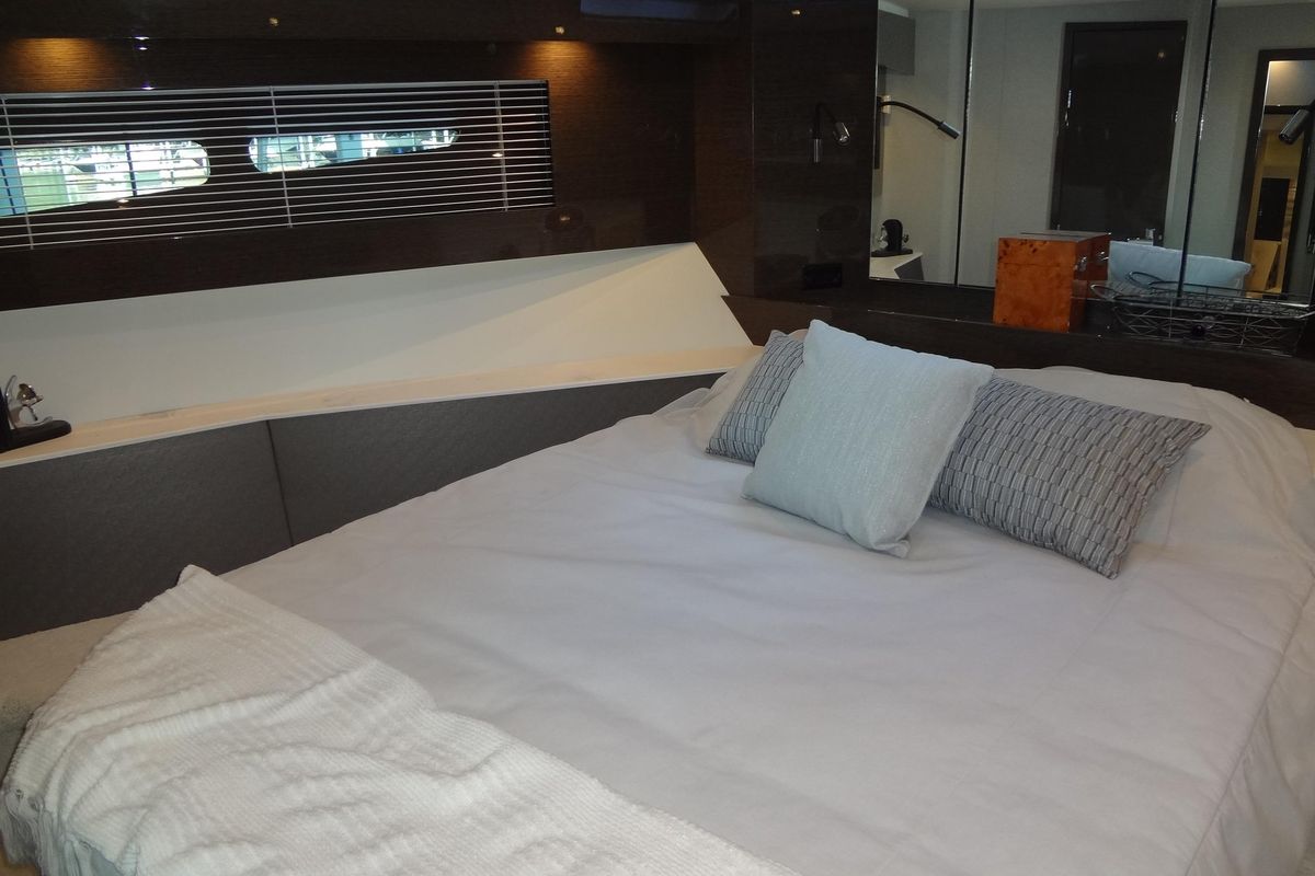 2021 Cruisers Yachts 49 