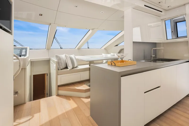 Essenza Yacht Photos Pics Pilothouse