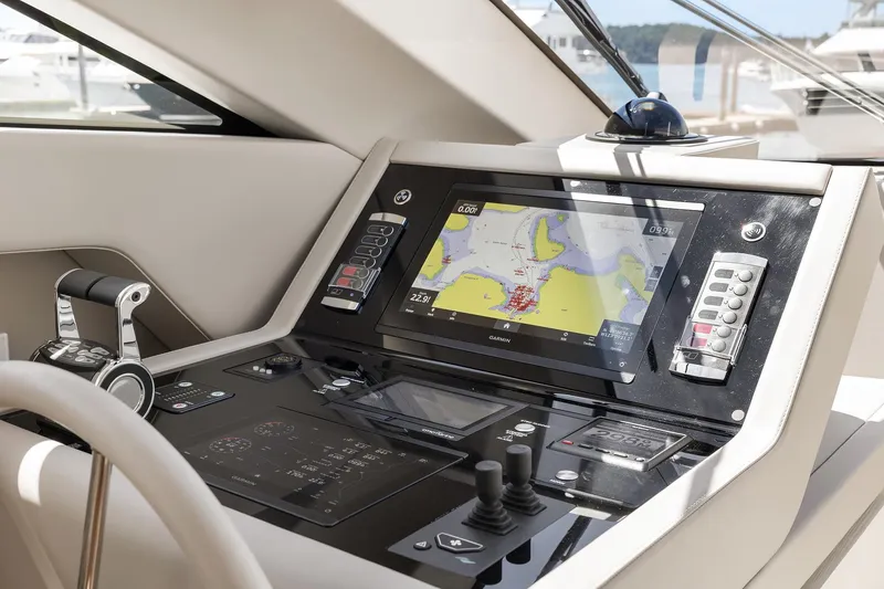 Essenza Yacht Photos Pics Lower Helm