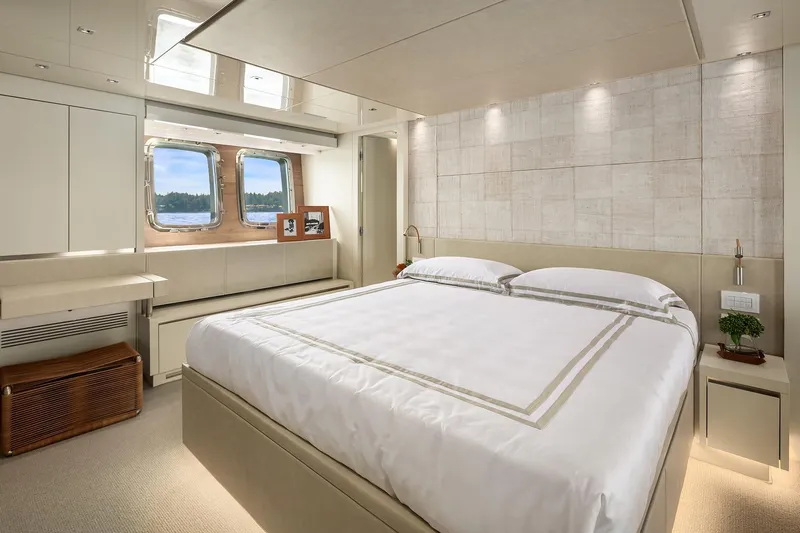 Essenza Yacht Photos Pics Master Stateroom
