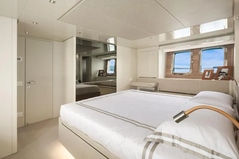 Essenza Yacht Photos Pics Master Stateroom