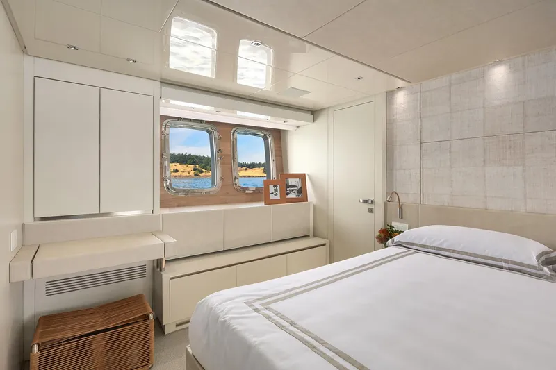 Essenza Yacht Photos Pics Master Stateroom