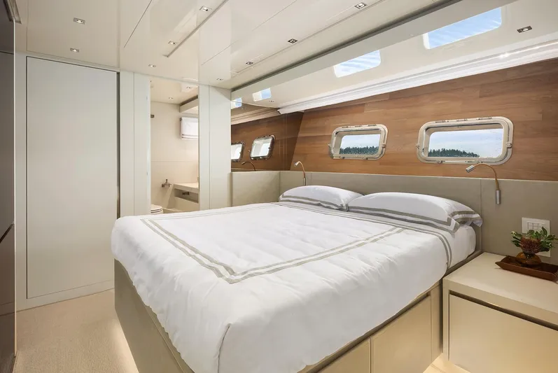 Essenza Yacht Photos Pics VIP Stateroom