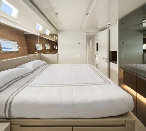 Essenza Yacht Photos Pics VIP Stateroom