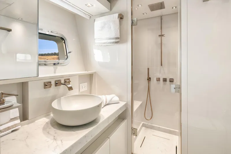 Essenza Yacht Photos Pics Guest Head