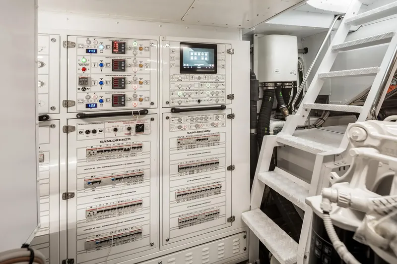 Essenza Yacht Photos Pics Engine Room