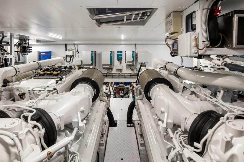 Essenza Yacht Photos Pics Engine Room