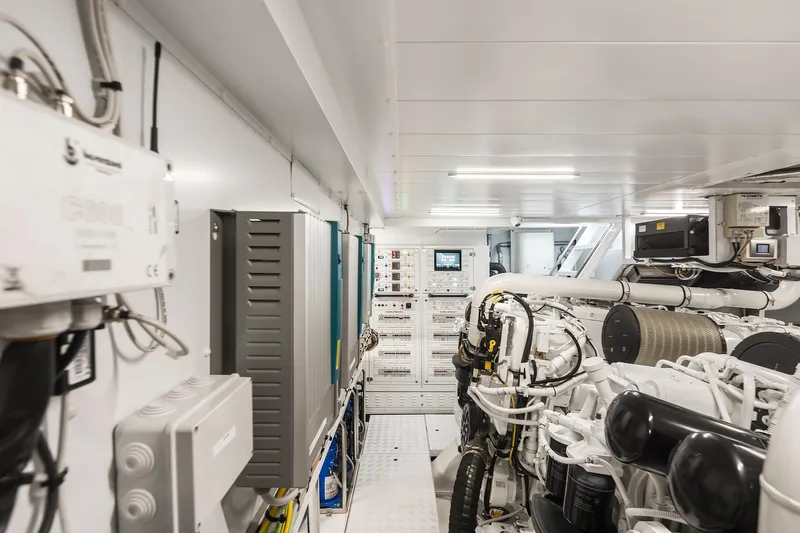 Essenza Yacht Photos Pics Engine Room