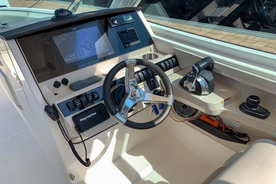 2022 Boston Whaler 280 Vantage