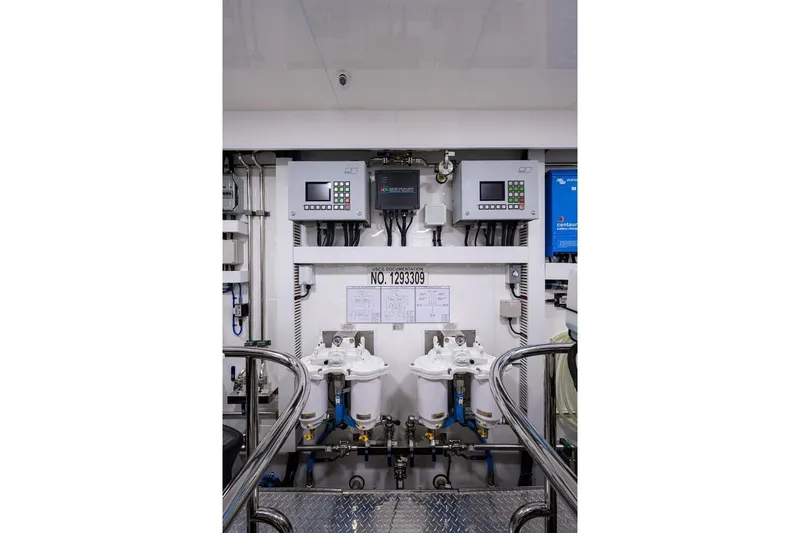 Zephyr Yacht Photos Pics Ocean Alexander 100 ZEPHYR -Interior -Engine Room