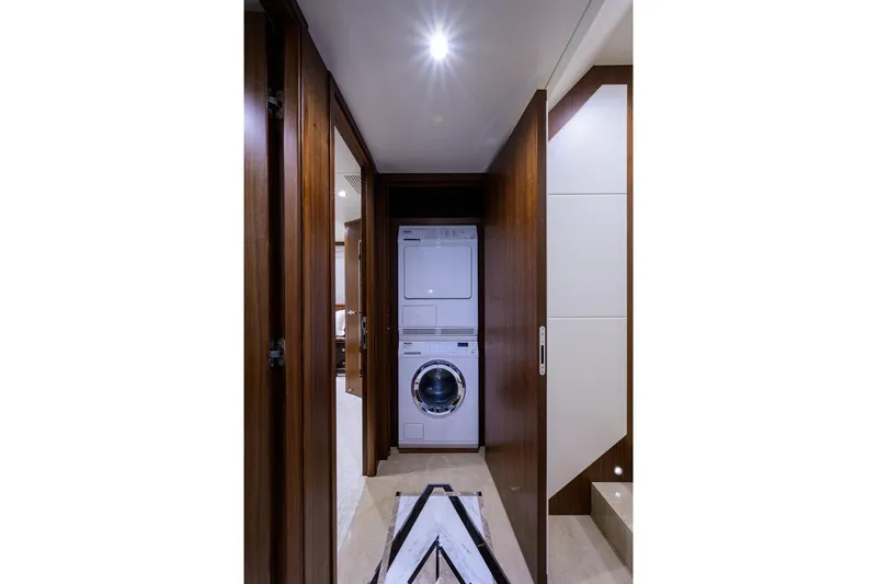 Zephyr Yacht Photos Pics Ocean Alexander 100 ZEPHYR -Interior - Guest Cabin Entry