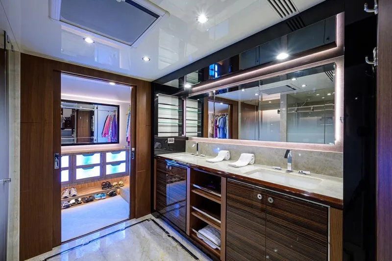 Zephyr Yacht Photos Pics Ocean Alexander 100 ZEPHYR -Interior - Master Ensuite Head