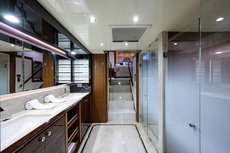 Zephyr Yacht Photos Pics Ocean Alexander 100 ZEPHYR -Interior - Master Ensuite Head
