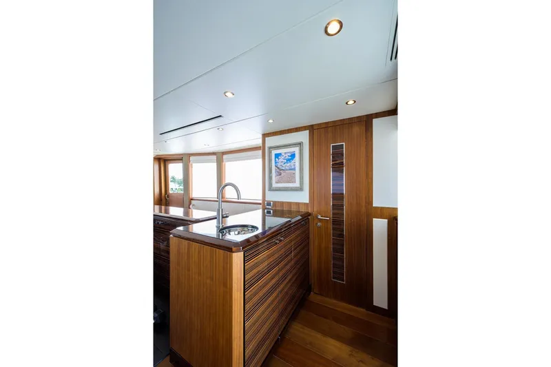 Zephyr Yacht Photos Pics Ocean Alexander 100 ZEPHYR - Exterior - Skylounge - Wet Bar