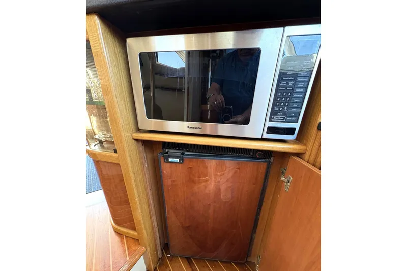 Pilot House Yacht Photos Pics 2003 Sealine F42/5 yacht interior with Panasonic microwave and compact fridge.
