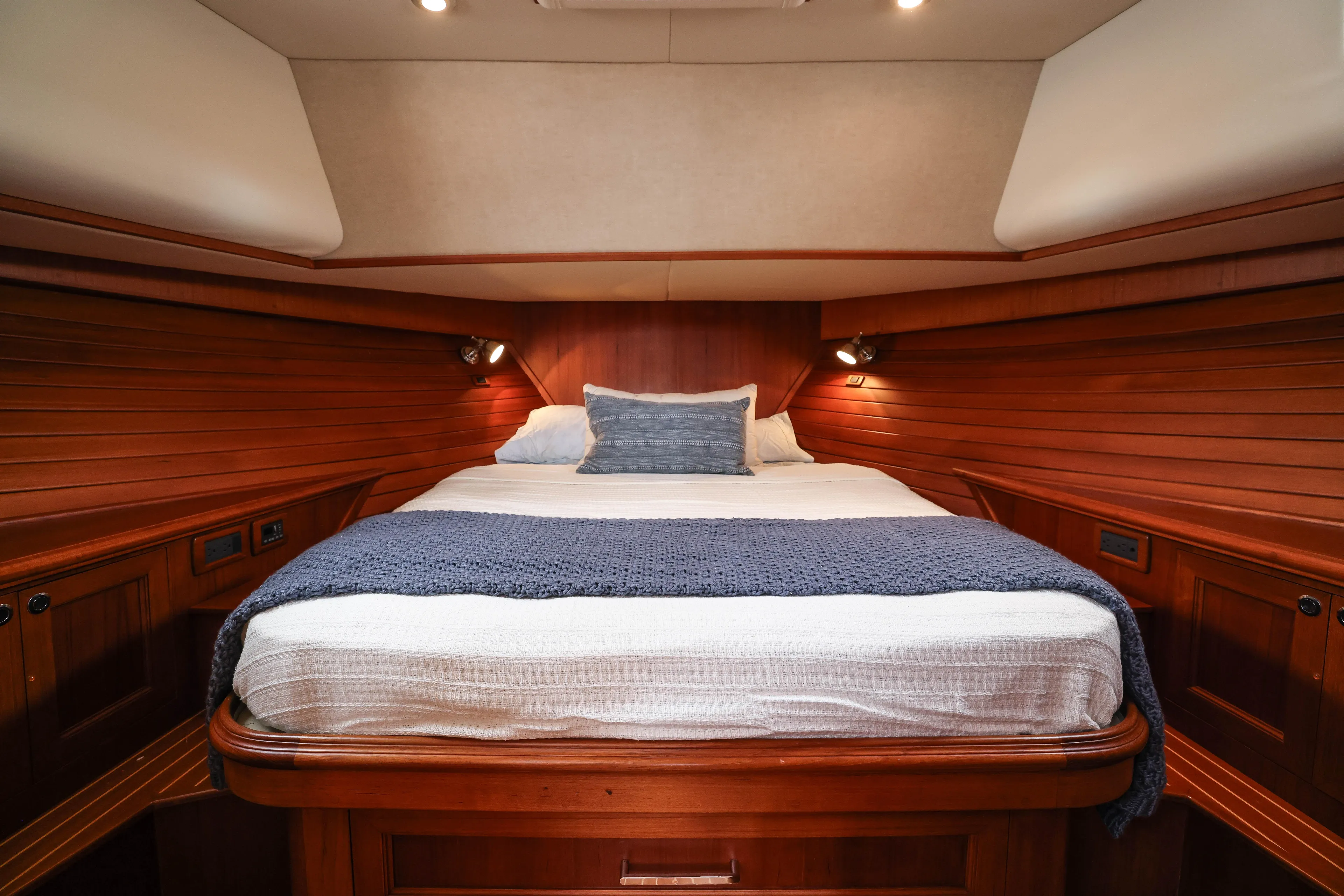 Aryeh Yacht Photos Pics Luxurious cabin interior of 2008 Grand Banks EASTBAY 39 SX yacht with cozy bedding.