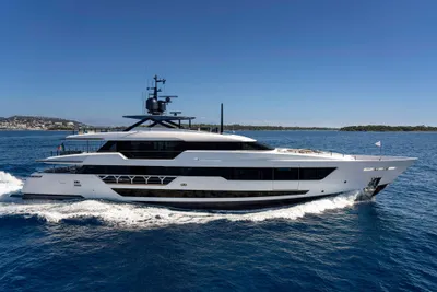 2025 Custom Line 140'