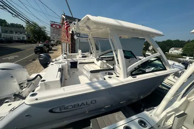 Robalo R257 Dual Console