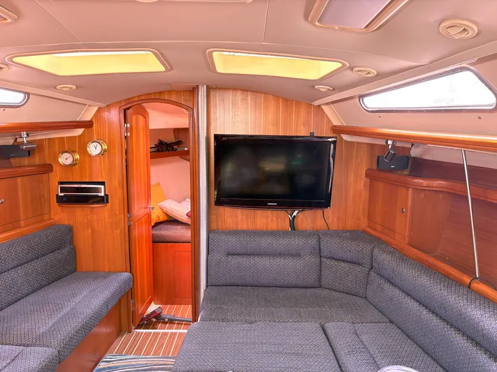 Bylgja Yacht Photos Pics Luxurious interior of a 2005 Hunter 38 yacht with cozy seating and modern amenities.