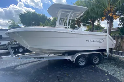 Robalo R222 Center Console