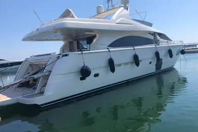 Ferretti Yachts 830