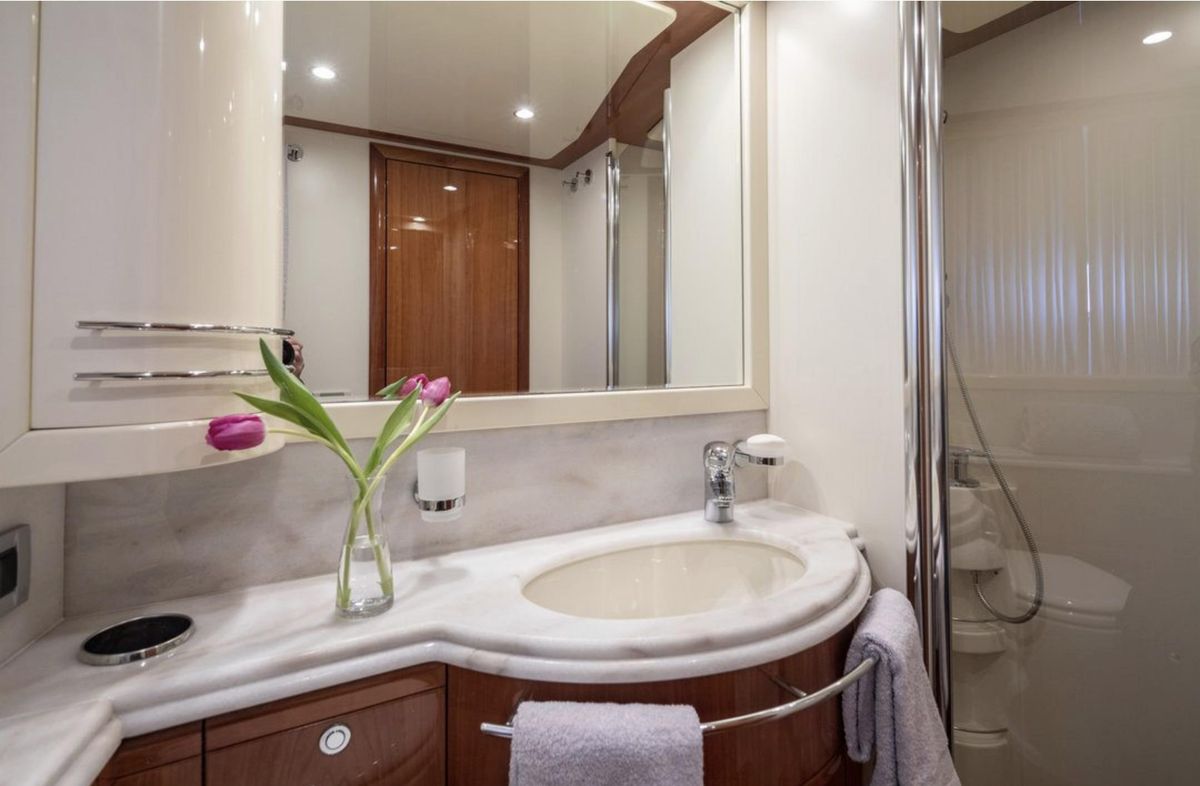 2006 Ferretti Yachts 83 