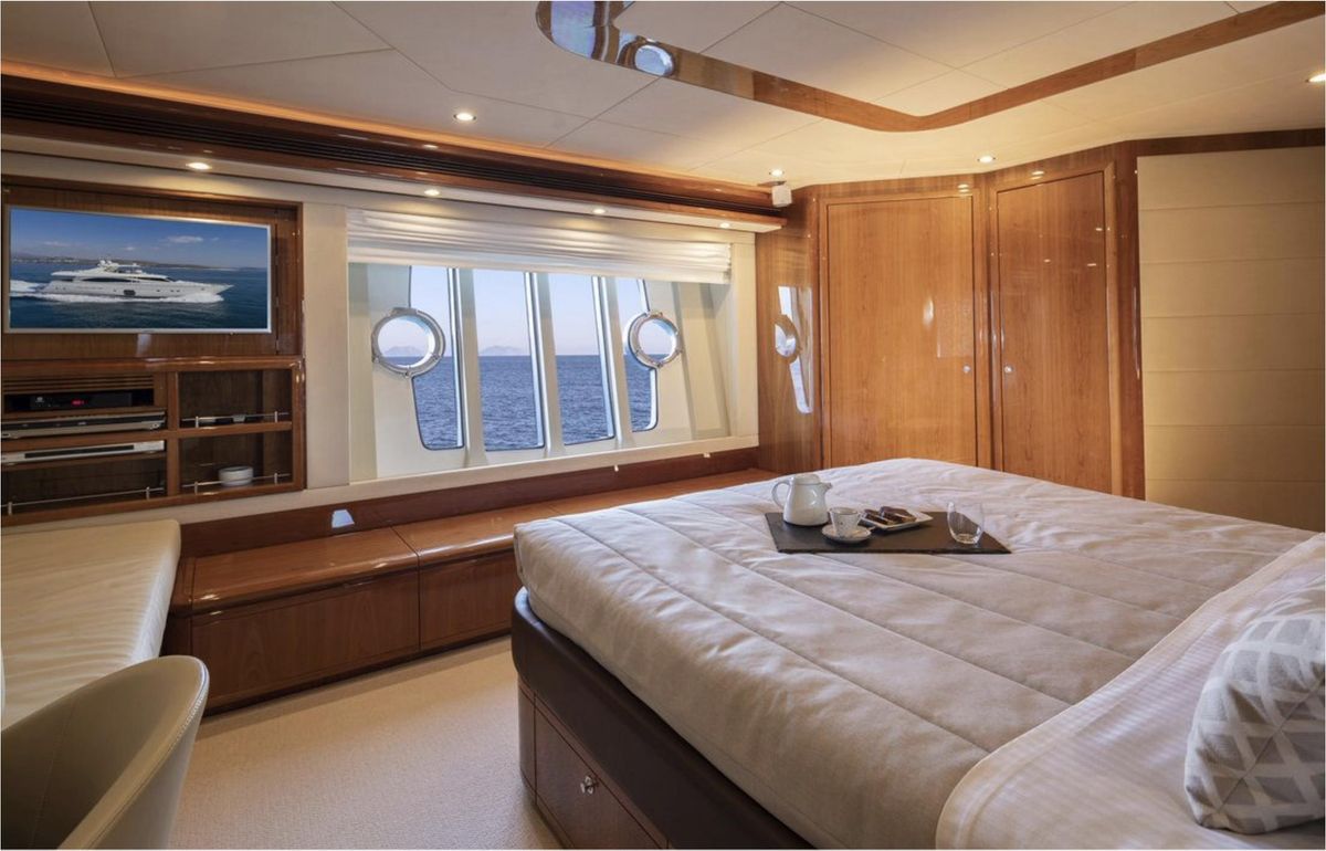 2006 Ferretti Yachts 83 