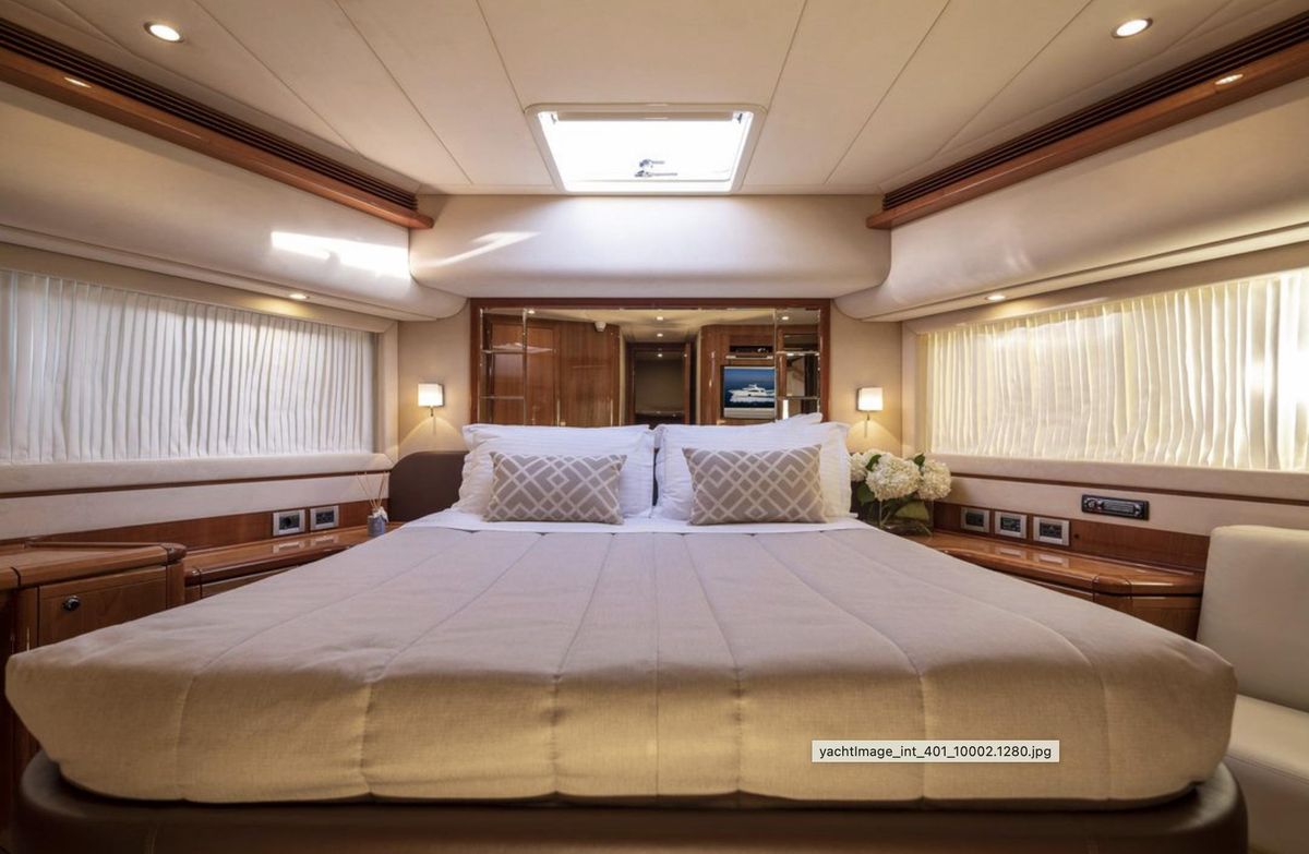 2006 Ferretti Yachts 83 